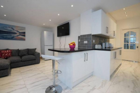 QUINTON PARK HOUSE,5 bedrooms house with 7 beds,3x double beds and 4x singles beds, 2x toilet,2x bathrooms,sleeps 7-10 people